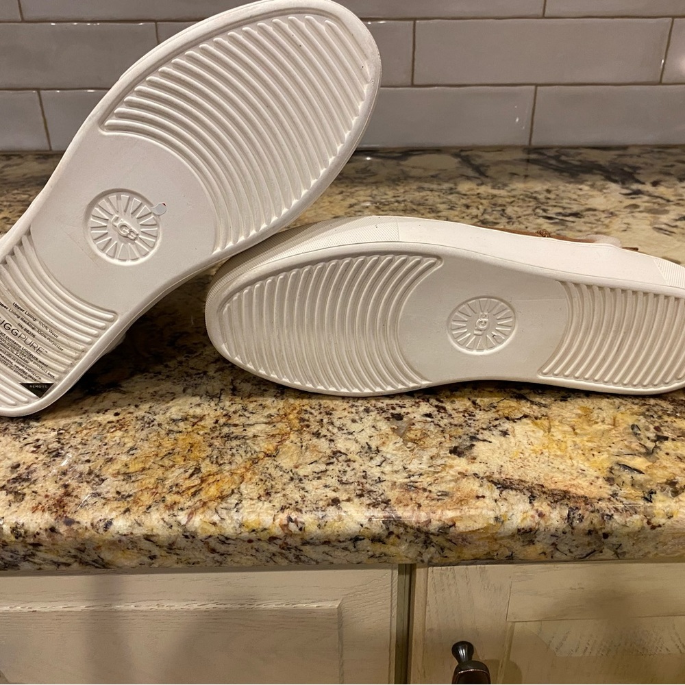 Ladies ugg sneaker / boot